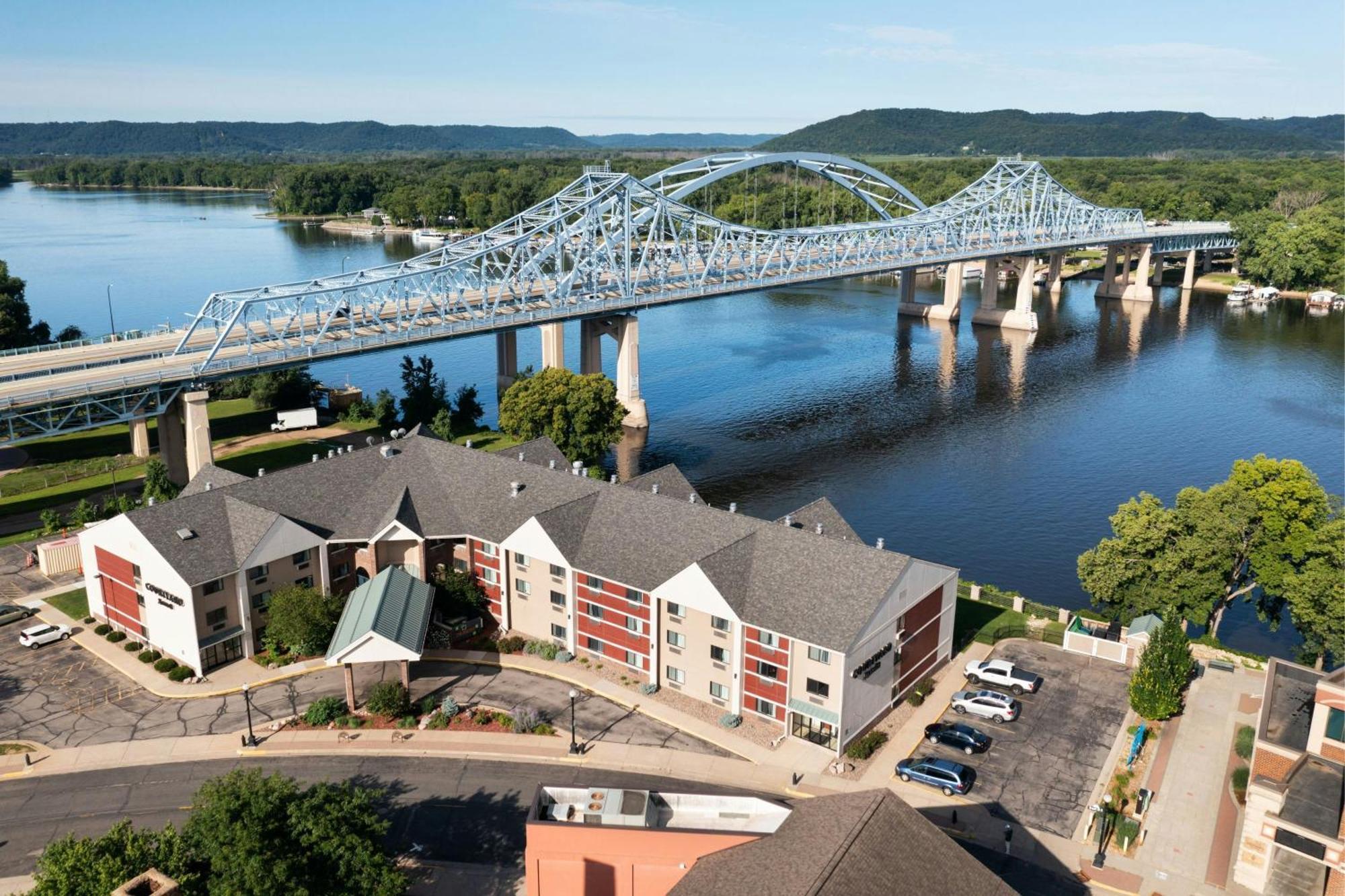 Courtyard La Crosse Downtown/Mississippi Riverfront Esterno foto